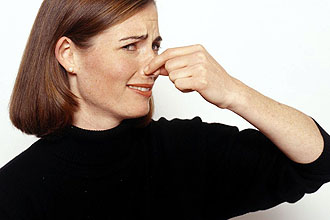 Прикройте ноздри руками Устранение шума