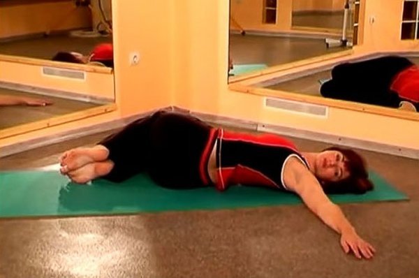 женщина выполняет упражнения на скручивание